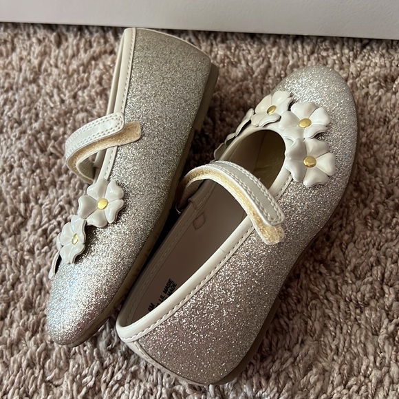 Size 8 toddle slippers. - Picture 4 of 4